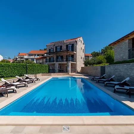 アパート Sutalo 2 ツァヴタット